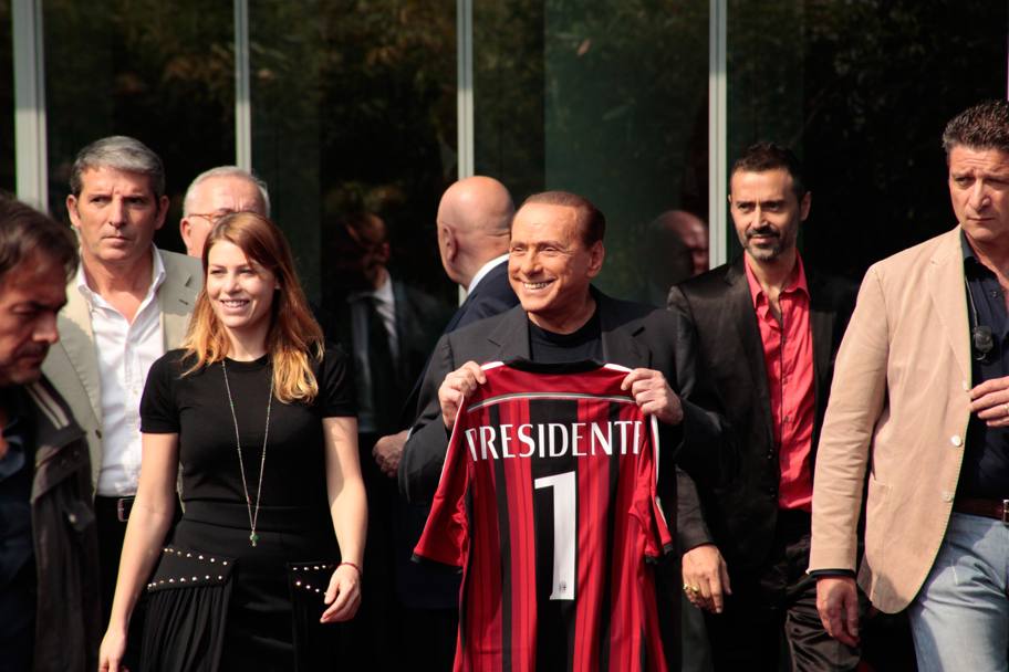 Silvio Berlusconi, a casa Milan con la figlia Barbara, mostra la maglia numero 1 con la scritta 